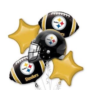 Könnte beinhalten: Ein Set aus fünf schwarzen und goldenen Folienballons mit dem Logo der Pittsburgh Steelers. Das Set enthält zwei fußballförmige Ballons, einen helmförmigen Ballon und zwei sternförmige Ballons.