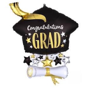 Gorro de satén y globo de graduación con diploma