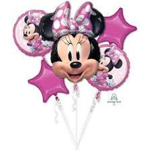Puede incluir: Un conjunto de cinco globos de Minnie Mouse de color rosa y blanco. Los globos presentan la cara de Minnie Mouse, una estrella rosa y dos globos redondos con la imagen de Minnie Mouse.