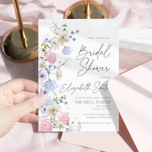 Invitation florale de douche nuptiale | Fard à joues pastel et fleurs bleues | modèle d'invitation #brfl26