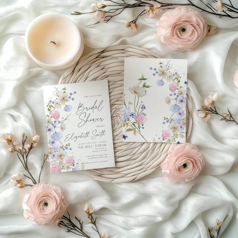 Pu&ograve; includere: Un invito a una doccia nuziale bianco con un design floreale e il testo "Bridal Shower" e "Elizabeth Smith". L'invito &egrave; su uno sfondo bianco con un sottopentola in vimini e fiori rosa.