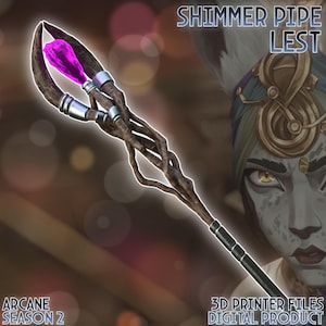Könnte beinhalten: Ein 3D-gedrucktes Modell eines Stabs mit einem violetten Kristall an der Spitze. Der Stab ist aus Holz und hat eine Metallbasis. Der Stab stammt aus der Serie Arcane, Staffel 2. Der Text "SHIMMER PIPE LEST" befindet sich oben im Bild. Der Text "3D PRINTER FILES DIGITAL PRODUCT" befindet sich unten im Bild.