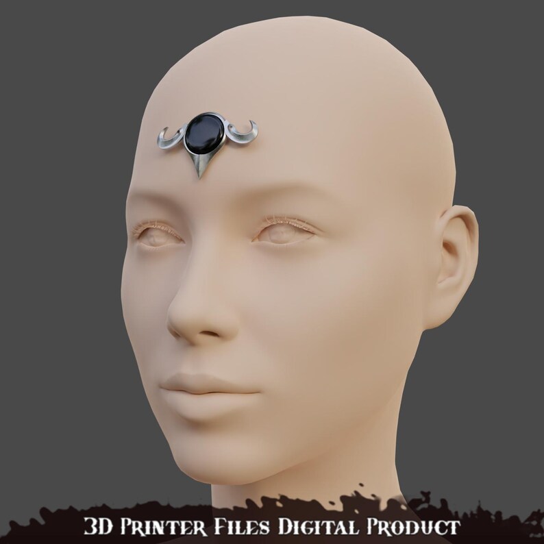 K&ouml;nnte beinhalten: Ein 3D-druckbares Modell eines silbernen Stirnornaments mit einem schwarzen Edelstein. Das Ornament hat ein spitzes Mittelst&uuml;ck und zwei geschwungene Fl&uuml;gel.