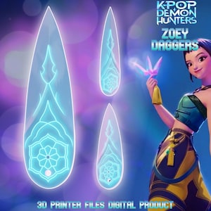 Può includere: Immagine digitale di tre pugnali luminosi con bordi blu e disegni floreali. Il testo recita "K-POP DEMON HUNTERS ZOEY DAGGERS" e "3D PRINTER FILES DIGITAL PRODUCT". L'immagine ha un tema fantasy.