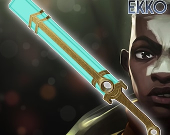 Puede incluir: Un modelo 3D imprimible de la espada de Ekko de la serie animada Arcane. La espada está hecha de un material azul turquesa con detalles dorados. El texto "SWORD EKKO" se muestra en la esquina superior derecha de la imagen.