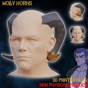 Può includere: Un modello 3D di una testa con grandi corna curve e strutturate. Le corna sono grigio scuro e la base è dorata. Il testo "MOLY HORNS" è in alto. Il testo "3D PRINTER FILES NON PHYSICAL PRODUCT" è in basso.