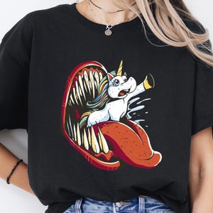 Einhorn Monster T-Shirt, Horror Comic Illustration, Flucht Fantasy Szene, Humor Cartoon Stil, Rundhals Unisex Shirt