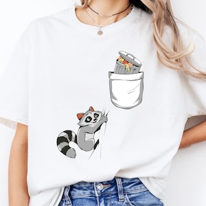Waschbär Taschen Illustration T-Shirt, Humorvolles Cartoon Design mit Klettereffekt,  Rundhals Unisex Shirt