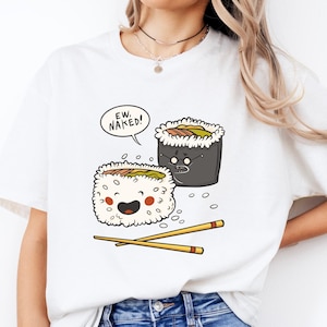 Camiseta divertida de sushi, rollos maki kawaii con bocadillo, adorable gráfico asiático con humor, cuello redondo unisex.