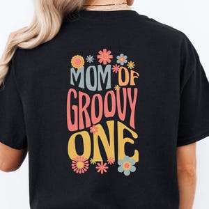 Mom Backprint T-Shirt, Retro Blumen Schriftzug als süßes Geschenk zum ersten Geburtstag, Rundhals Unisex Shirt