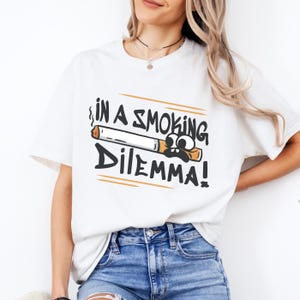 Smoker's Dilemma T-shirt, sigaret met ogen in komische stijl en humoristische spreuk, grappig ontwerp om over na te denken, unisex shirt met ronde hals
