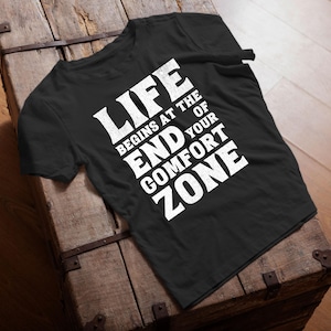 Camiseta com frase motivacional, estampa com citação inspiradora, saia da sua zona de conforto e descubra coisas novas, camisa unissex com gola redonda