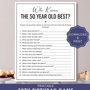 以下が含まれることがあります： 「Who Knows THE 50 YEAR OLD BEST?」のテキストが入った、白黒のデザインの印刷可能な50歳の誕生日ゲーム。ゲームには、誕生日の主賓に関する穴埋め問題が含まれています。「ダウンロード＆印刷」グラフィックが右側にあります。