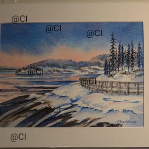 Peut inclure: Une peinture à l'aquarelle représentant une scène d'hiver enneigée avec une clôture en bois et une petite île au loin. Le ciel est d'un bleu doux avec des teintes roses et orange. La peinture est signée "F. Deschênes".