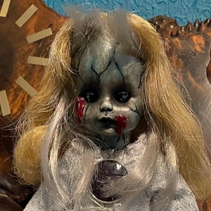 Handgemaakte spookachtige gotische griezelige pop Assepoester in een blauwe jurk met zwarte ogen en grijzend haar wordt geleverd met geboorteakte 12" ooak van jewlflower