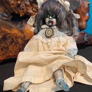 Muñeca gótica de Halloween embrujada hecha a mano, espeluznante, Sleepy Sally, tiene ojos pintados a mano, joyas de 19 pulgadas, viene con certificado de nacimiento, ooak de jewlflower