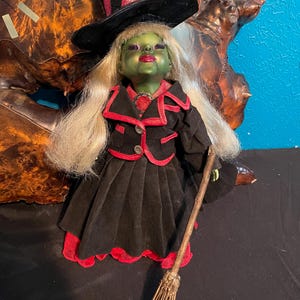 handgemaakte spookachtige gotische griezelige pop heks bezeten om te zoenen zwarte rode jurk hoed en bezemsteel 12" heeft geboorteakte ooak door jewlflower