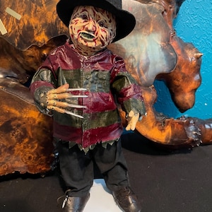 Met de hand gemaakte spookachtige gotische Halloween griezelige pop freddy krueger's zoon, met de hand gebeeldhouwd gezicht, scheermeshand, hoed 12" geboorteakte door jewlflower