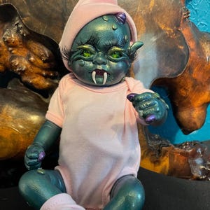 Handgemaakte spookachtige gotische halloween griezelige pop blauwe buitenaardse baby heeft hoorns, staart, handgeschilderde ogen, 11" w geboorteakte ooak door jewlflower