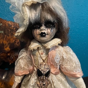Handgemaakte spookachtige gotische Halloween griezelige pop Spooky Pooky draagt jurk met kanten jasje buitenaardse hanger heeft geboorteakte 17" door jewlflower