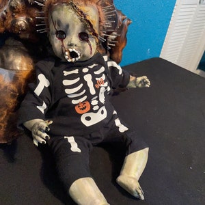 Handgemaakte spookachtige gotische horror halloween griezelige pop baby botten met geboorteakte ooak door jewlflower