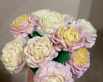 Ramo de flores de jabón artesanal: Arreglo de peonías, aromas naturales.
