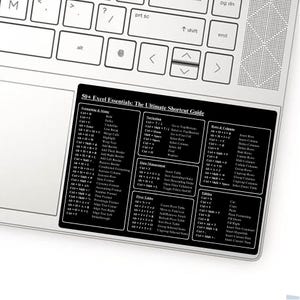 Puede incluir: Una pegatina rectangular negra con texto blanco titulada 50+ Excel Essentials: The Ultimate Shortcut Guide, que presenta atajos de teclado categorizados para formato, navegación, gestión de datos, tablas dinámicas, filas, columnas y edición.