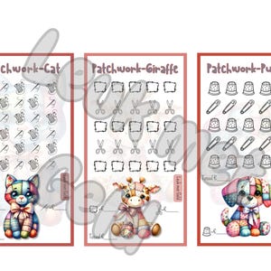 Op de afbeelding: Drie kleurrijke kaarten met patchwork dierenontwerpen: een kat, een giraffe en een puppy. Elke kaart heeft een rode rand en toont een raster van naai-gerelateerde pictogrammen. De kat, giraffe en puppy zijn in patchworkstijl.
