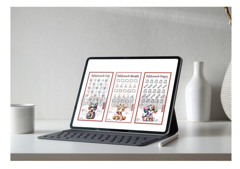 Puede incluir: Una tableta digital que muestra tres ilustraciones coloridas de animales de patchwork: un gato, una jirafa y un cachorro. Cada imagen est&aacute; enmarcada en rojo e incluye el texto "Patchwork" seguido del nombre del animal. La tableta est&aacute; sobre un teclado.