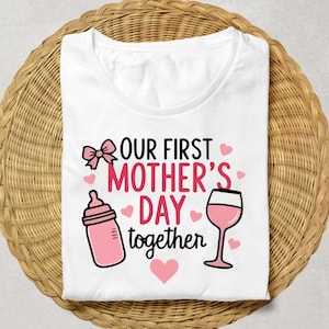 Nossa primeira camiseta para o Dia das Mães, primeiro presente para o Dia das Mães de 2025, camiseta para mamãe e eu, presente para novas mães, camiseta para mamãe com vinho e mamadeira