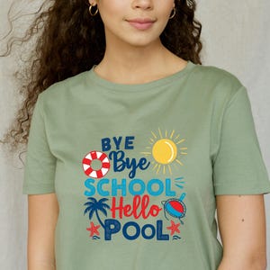 Bye Bye School Hello Pool PNG Férias de Verão Clipart | Carta Convite Fim de Aula | Etiqueta Acabou a Escola | Placa Engraçada de Professor DTF Vida na Praia