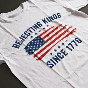 Camiseta Patriótica 1776 – Camiseta Rejeitando Reis – Camiseta Bandeira Americana – Presente de 4 de Julho – Camiseta Orgulho dos EUA – Citação da Liberdade – Camiseta Rebelde da Liberdade