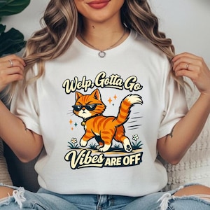 Bueno, bueno, tengo que irme. Las vibraciones están apagadas. PNG y SVG, divertido diseño de cita sarcástica de gato atigrado.