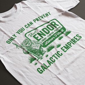 Camiseta del Bosque de Endor – Camiseta inspirada en los Ewoks – Camiseta divertida de estrellas – Parodia de ciencia ficción – Camiseta de humor galáctico – Regalo del Bosque Lunar – Camiseta de resistencia espacial