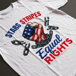 Camiseta Igualdade de Direitos – Camiseta Punho Patriótico – Camiseta Estrelas e Listras – Camiseta Ativista da Bandeira Americana – Camiseta Protesto pelos Direitos Civis
