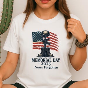 Camiseta del Día de los Caídos 2025: Nunca Olvidados / Camiseta Patriótica, Cruz de Batalla, Regalo Conmemorativo para Veteranos, Camiseta con la Bandera de EE. UU., Apoya a Nuestras Tropas