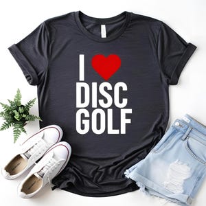 I Love Disc Golf シャツ – ディスクゴルフファン、ゴルフ愛好家、スポーツスタイルのギフト、ディスクゴルフチームのアパレルのための楽しいフリスビーゴルフティー