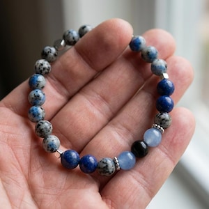 Pulsera hecha a mano con cuentas de piedras preciosas azules, joyería apilable azul marino, gris y plateada