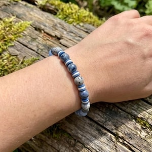 Handgemachte K2 Stein und Azurit Granit Stretch Armband mit Blauen und Weißen Heishi Polymer Clay Spacer Perlen