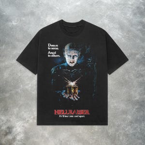 Peut inclure: Ensemble de trois mugs en céramique avec une finition mate et mouchetée. Les tasses sont de couleur crème, gris clair et gris foncé. Chaque mug a un design simple et minimaliste.