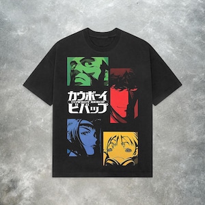 Può includere: T-shirt nera con quattro ritratti di personaggi in verde, rosso, blu e giallo, con testo giapponese e le parole "COWBOY BEBOP" in bianco. La maglietta ha un girocollo e maniche corte.