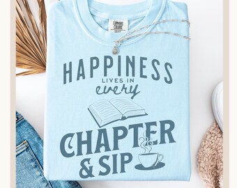 La felicidad reside en cada capítulo y en cada sorbo. Camiseta de café para amantes de los libros, un regalo para los lectores.
