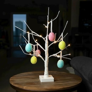 Verlichte paaseierboom – handgemaakt lente-tafeldecor met kraleneieren