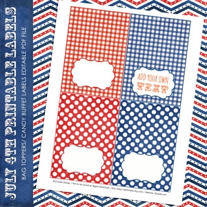 K&ouml;nnte beinhalten: Druckbare Etiketten zum 4. Juli mit roten und blauen Mustern. Die Etiketten enthalten Vichy- und Polka-Dot-Designs mit Platz zum Hinzuf&uuml;gen von Text. Der Text "ADD YOUR OWN TEXT" ist auf einem Etikett sichtbar. Das Design ist patriotisch.