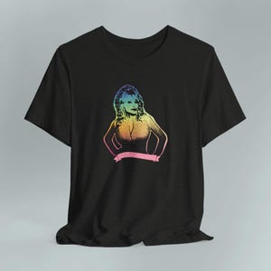 Regenbogen Dolly Parton T-Shirt: Pride Month Graphic Tee