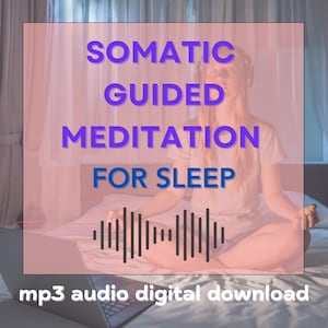 Puede incluir: Un gráfico rosa y morado con el texto "Somatic Guided Meditation for Sleep" y "mp3 audio digital download". Una mujer con auriculares está sentada en una cama con un portátil delante de ella.