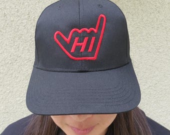 Gorra Hawaii Shaka Hand: Logotipo HI bordado, cierre ajustable.