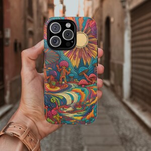 Op de afbeelding: Kleurrijke telefoonhoes met een psychedelisch landschap met paddenstoelen, een zon en een stromende rivier. De hoes heeft een zwarte rand en een glanzende afwerking. Het ontwerp is levendig met tinten blauw, geel, oranje en roze.