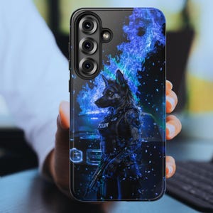 Może przedstawiać: Czarne etui na telefon z cyfrową ilustracją przedstawiającą postać wilka w taktycznym ekwipunku, z niebieskimi płomieniami i widocznym słowem "POLICE". Projekt ma mroczną, futurystyczną estetykę.