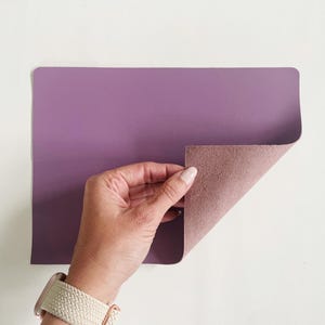 Drap de cuir violet, cuir de vachette coloré, cuir véritable lisse et flexible, cuir de vêtement 2 oz, dimension 19 x 26 cm